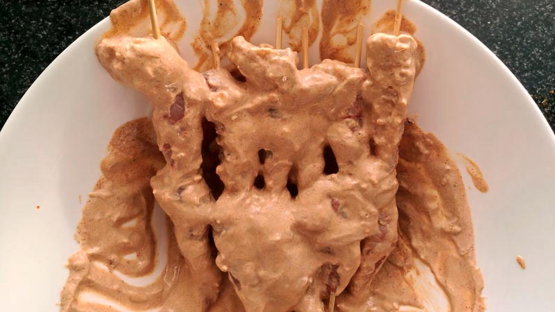plato blanco con langostinos en salsa tandoori