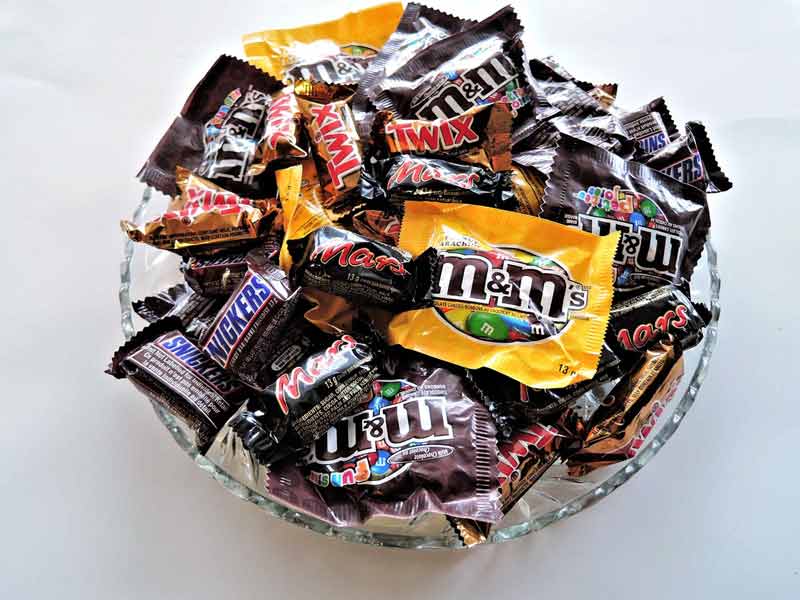 Muchas chocolatinas en un bol.