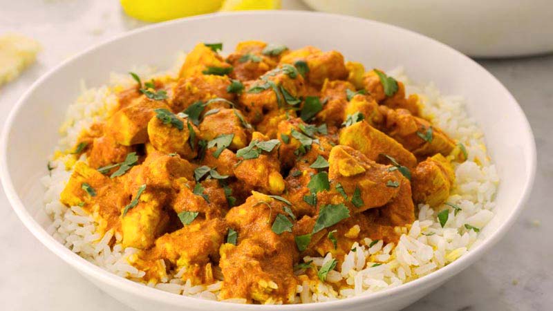 plato blanco hondo con arroz y pollo con curry