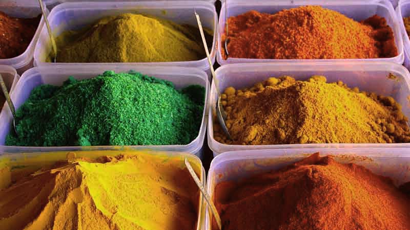 cajas de plástico con especias de todo tipo de colores
