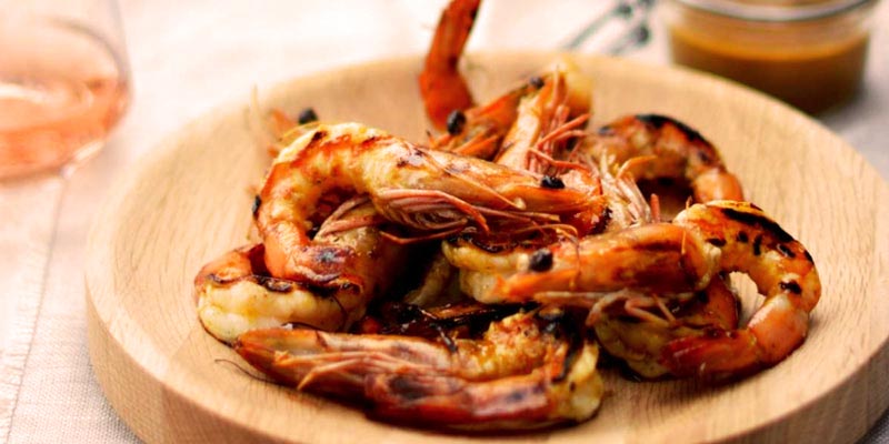gambas en un plato grueso de madera
