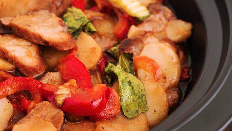 plato negro con patatas, filetes de carne y verduras