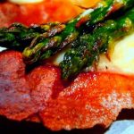 Cena ligera: tosta de espárragos trigueros, jamón y queso