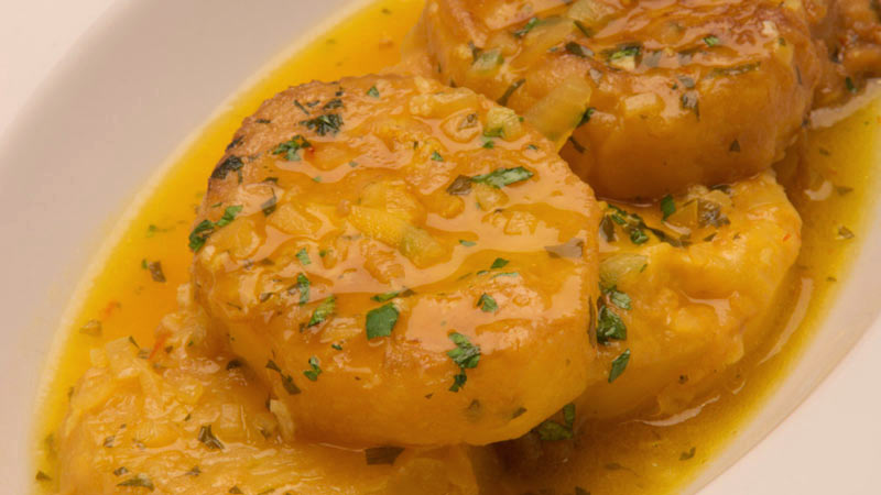 láminas gruesas de patatas con salsa y especias