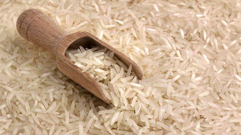 arroz con una cuchara de madera