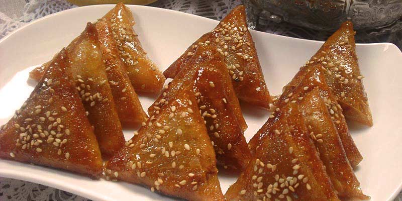 empanadillas árabes puestas en fila sobre un plato blanco