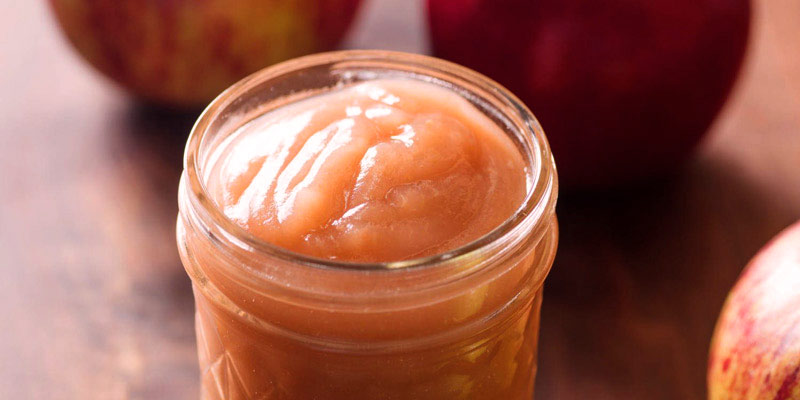 compota en un tarro de cristal con manzanas al fondo