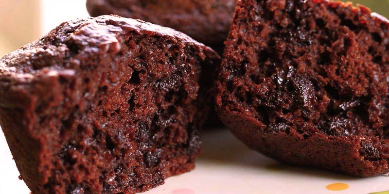 plano detalle de dos mitades de un muffin de chocolate puestos uno al lado del otro