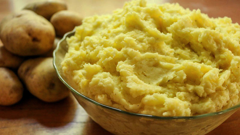 bol de cristal con puré y con varias patatas en la izquierda