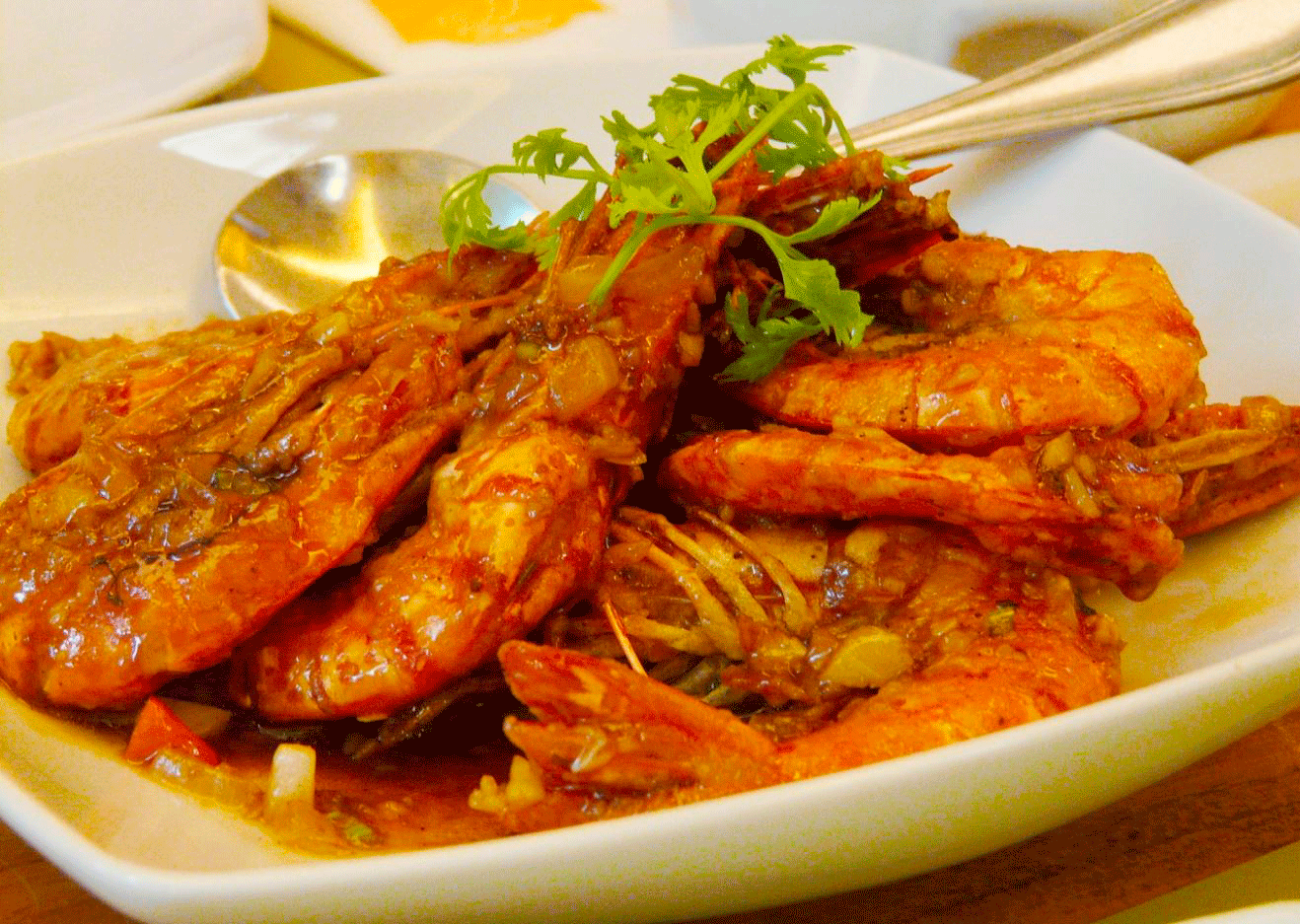 Una de las recetas más famosa es la de camarones a la diabla, mejor si son frescos, y se le añade salsa diabla.