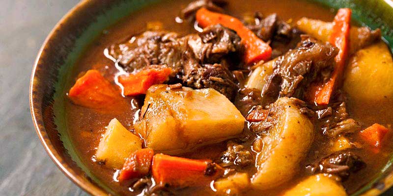 plato marrón con patata, carne y zanahoria