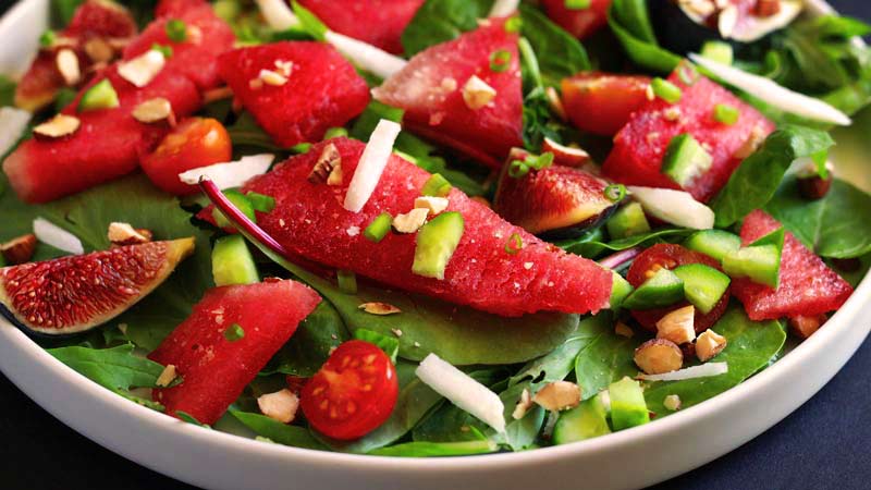 ensalada con trozos de sandía, tomate y queso