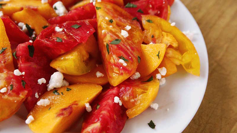 ensalada con trozos de tomate y melocotón