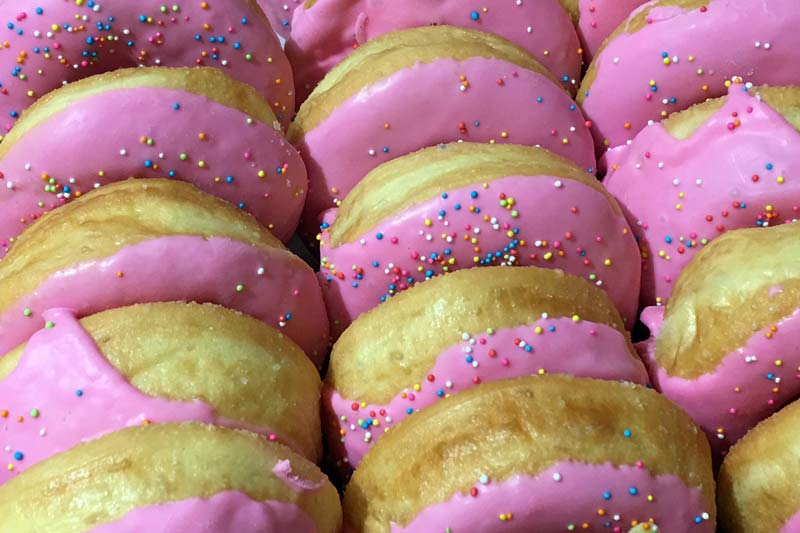 Glaseado en unos donuts