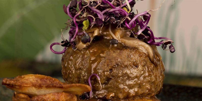 bola de carne con cebolla morada encima