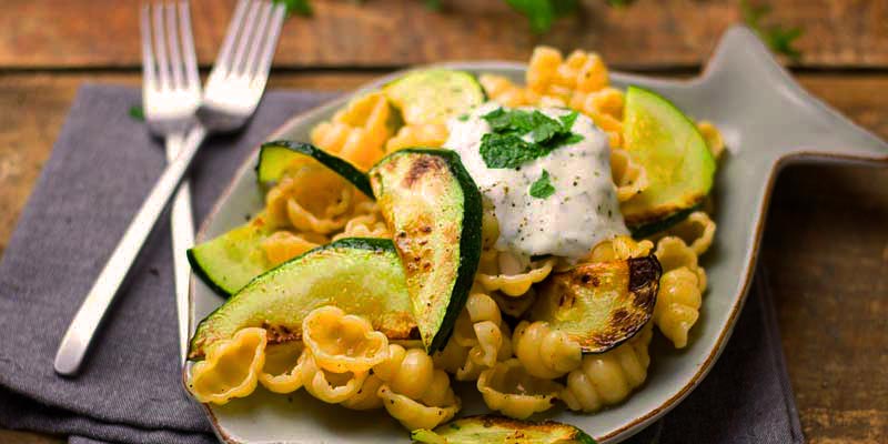 plato con forma de pez con pasta y calabacín