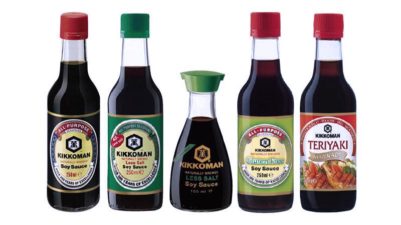 varias botellas de diferentes tamaños y colores de la marca kikkoman