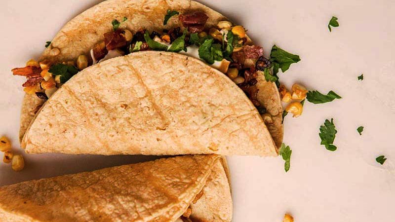 Masa de burrito relleno y esparcido con un fondo liso