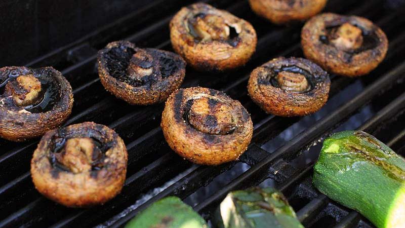 Setas y calabacín en una barbacoa