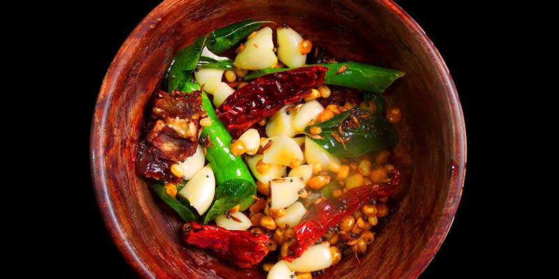 bol marrón con ingredientes dentro y sobre un fondo negro