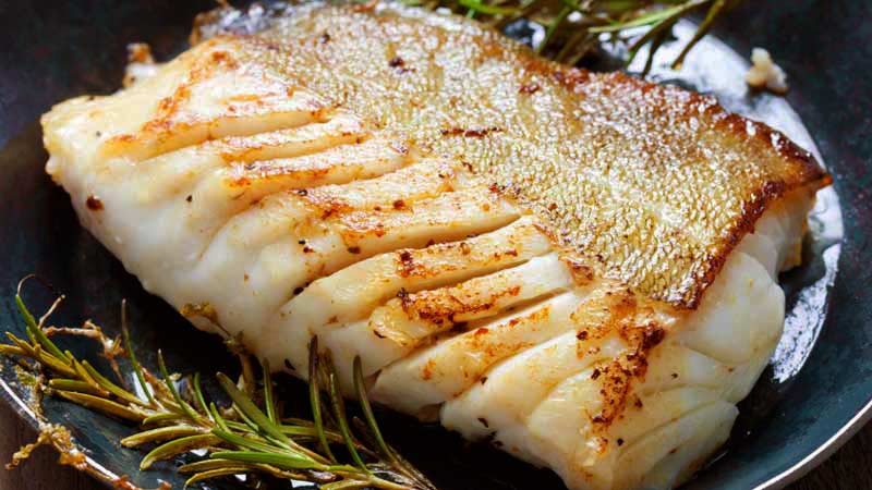 trozo de pescado cocinado en un plato azul