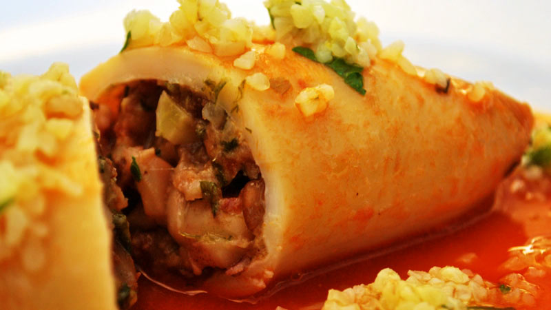 chipirones con relleno en salsa roja