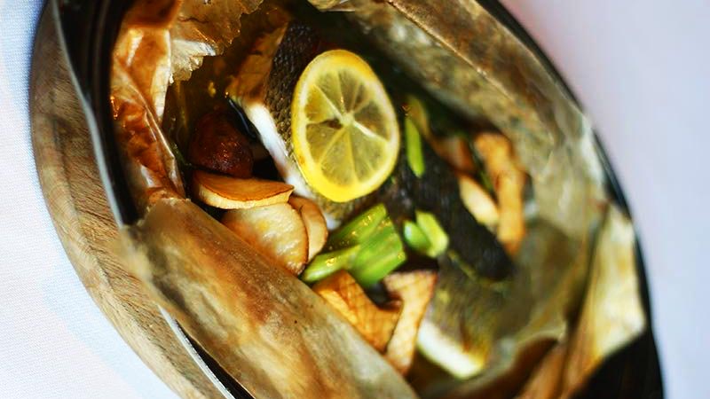 bandeja con pescado, patatas y verduras