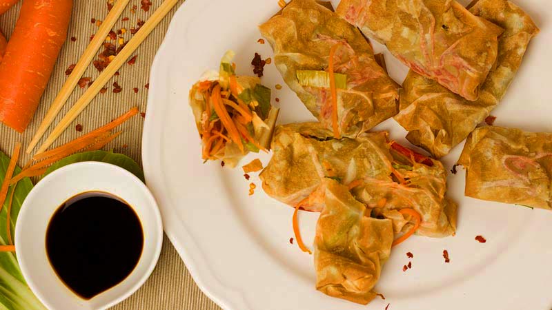plato blanco con receta asiática y con un bol pequeño al lado con salsa de soja