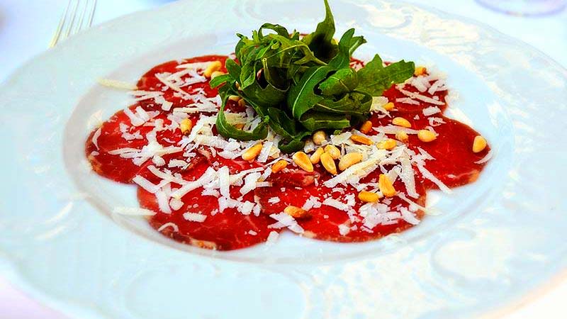 receta italiana con queso, maíz y hojas