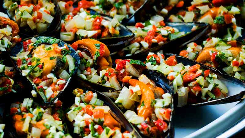 muchos mejillones con ajo y verduras picadas