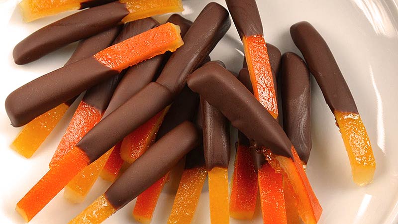 confitado-4 Cáscaras de naranja confitadas y cubiertas de chocolate.
