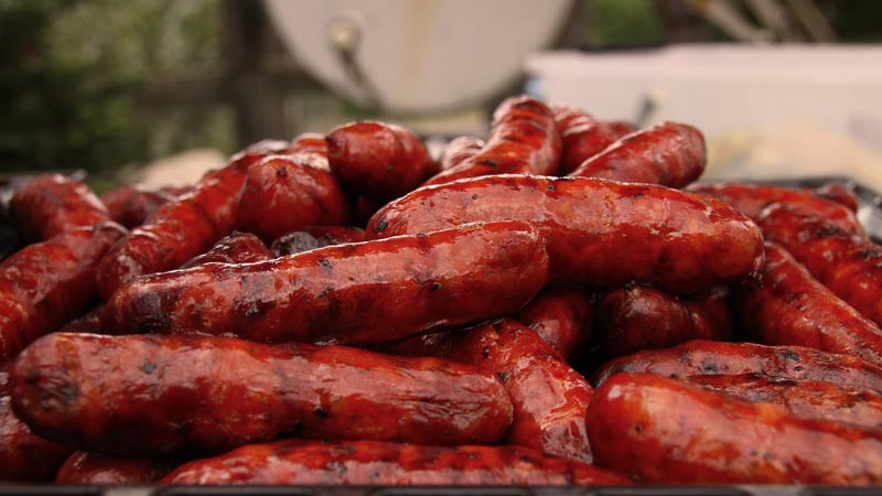 muchos chorizos, unos encima de otros, ya cocinados