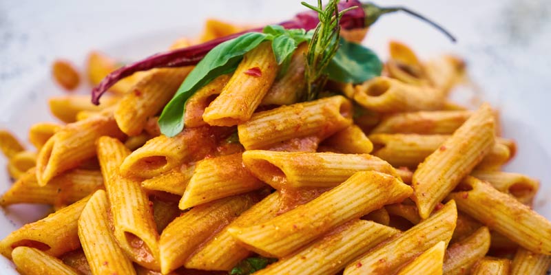 un plato de macarrones con salsa boloñesa