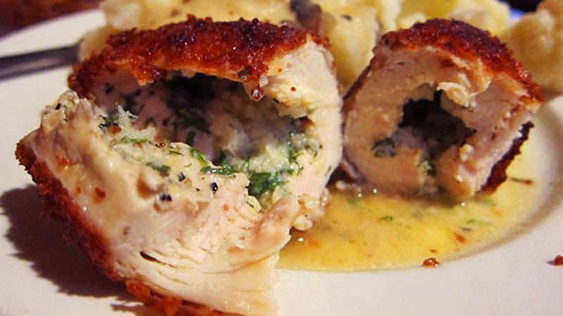 dos trozos de carne rebozada con salsa