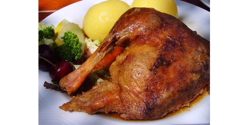 Ganso asado con patatas y verduras
