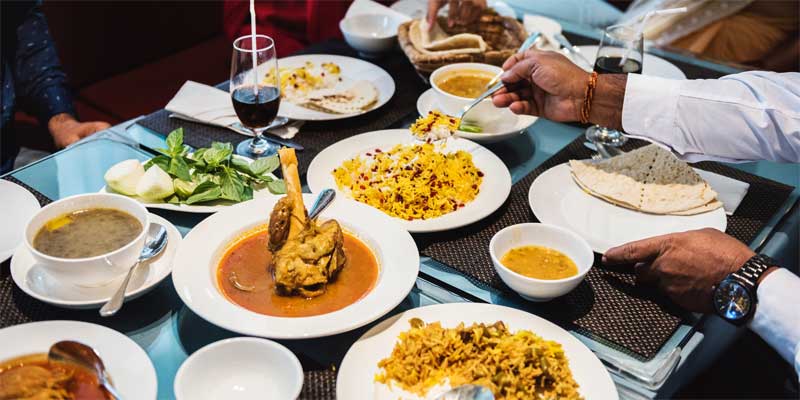 Mesa con muchos platos de comida diferentes
