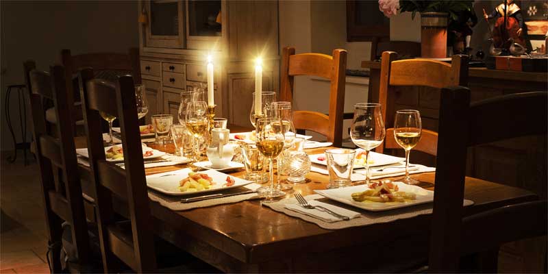 Mesa preparada con velas y cubertería puesta