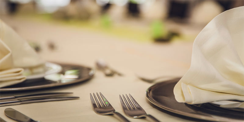 Cubiertos, platos y servilletas
