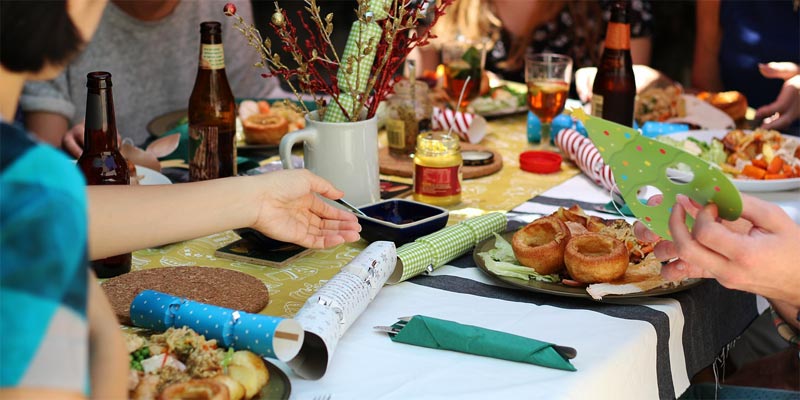 Mesa de una comida familiar de Navidad