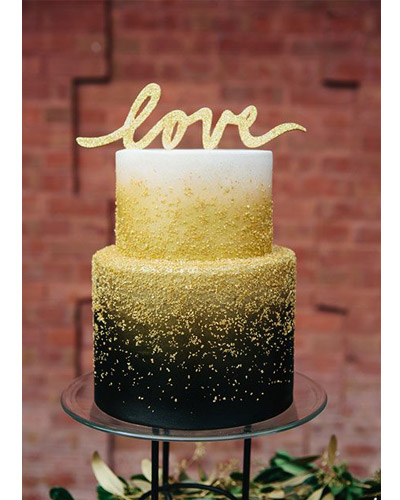 Tarta de boda en degradado de negro a blanco con love encima