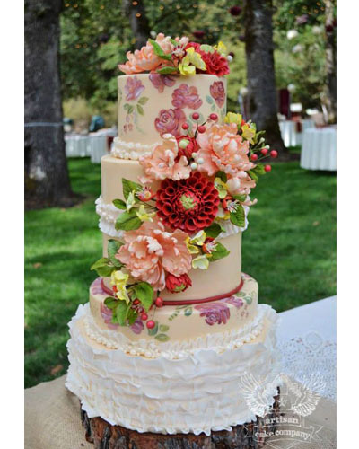 Tarta de boda con flores frescas de decoración