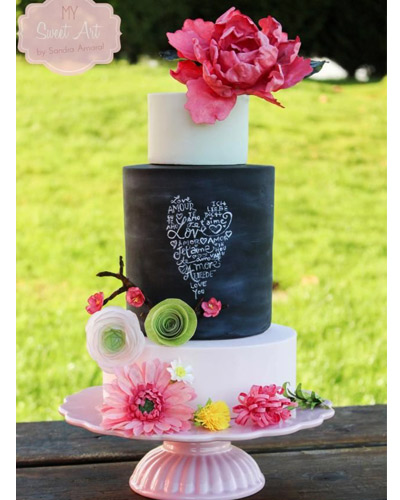 Tarta de tres pisos con flores frescas