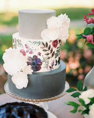 Tarta de boda de tres pisos en tonos fríos con flores pintadas a mano