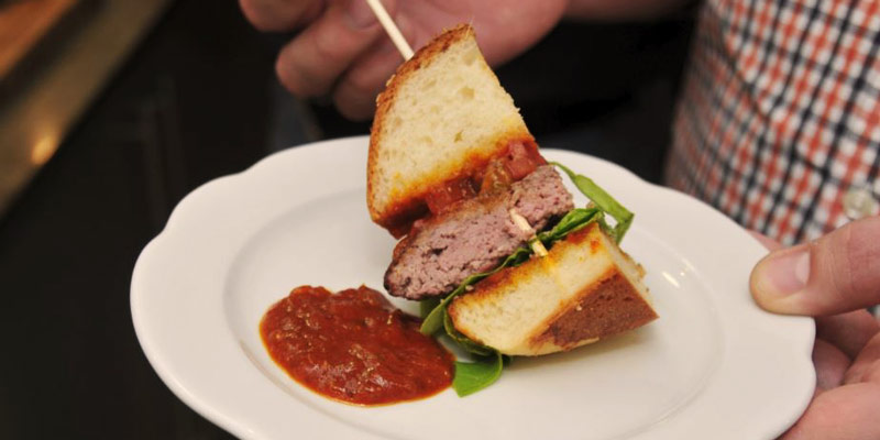 porción de hamburguesa con salsa