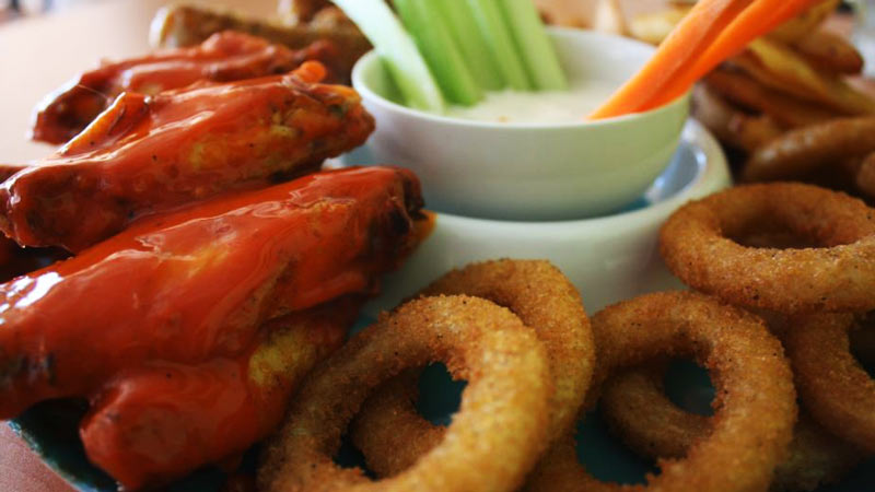 aros de calamar con alitas de pollo