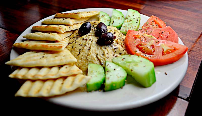 Hummus con diferentes verduras, hortalizas y pan.