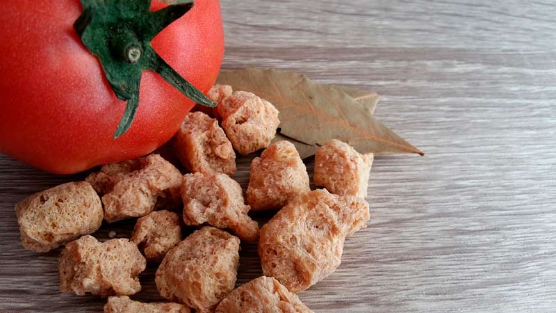 Soja texturizada con un tomate y una hoja de laurel.