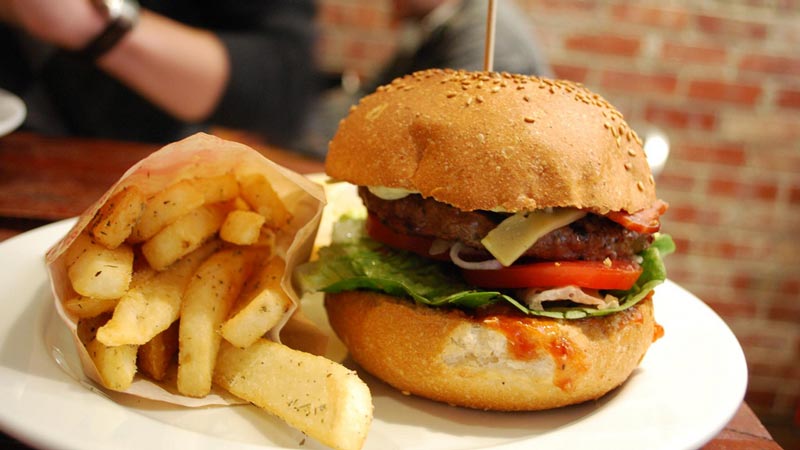 Hamburguesa con patatas con especias