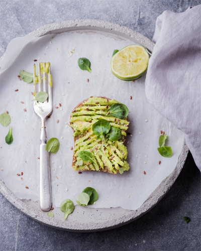 Tostada con aguacate untado