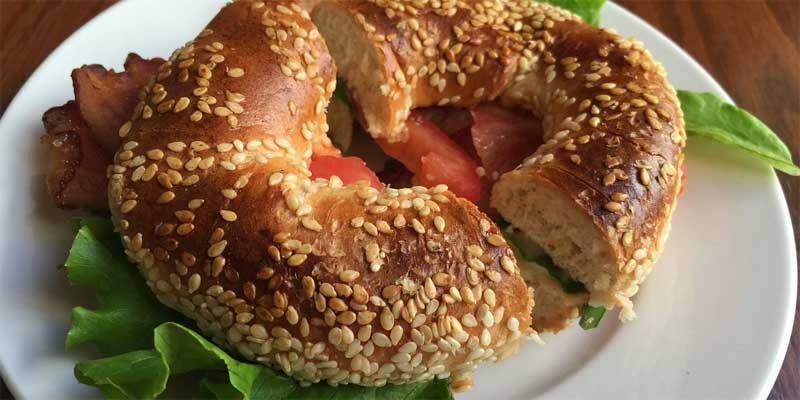 Bocadillo con pan bagel